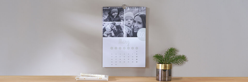 CEWE Kalender mit vier Schwarz-Weiß-Fotos.
