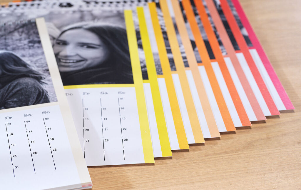 CEWE Kalender mit Schwarz-Weiß-Fotos und Kalendarien mit Farbverlauf.